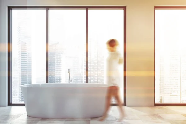 Küvet ile banyoda yürüyüş kadın — Stok fotoğraf