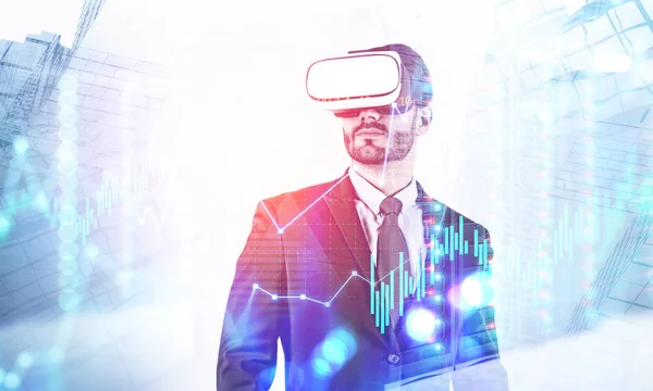 Homem em VR headset na cidade, gráfico virtual — Fotografia de Stock