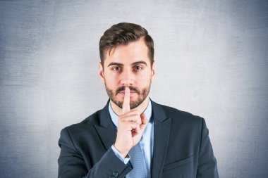 İşadamı yapma sus işareti