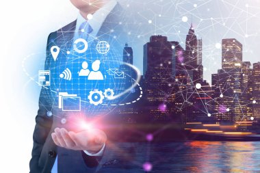 Şehir içinde sanal internet simgeleri tutan adam