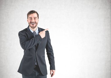 Gülümseyen işadamı yan işaret, alay