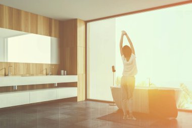 Ahşap Banyo, küvet ve lavabo kadın