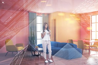 Rahat oturma odasında telefon ile kadın