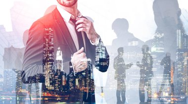 Şehirde işadamı sabitleme kravat ve takım