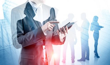 Tablet ve iş ekibi ile adam