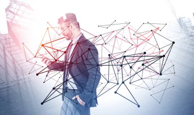 Telefon, internet arayüzü ile ciddi adam