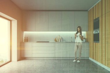 Beyaz mutfak genç kadın