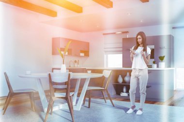 Genç kız içinde beyaz mutfak ile tablo