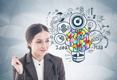 Kalem ve iş fikri ile gülümseyen kadın