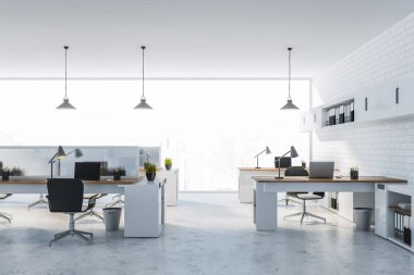 Beyaz tuğla ofis iç, beyaz raflar