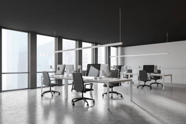Beyaz panoramik ofis köşesi