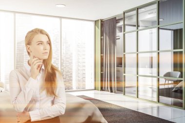 Panoramik yatak odasında Pensive kadın