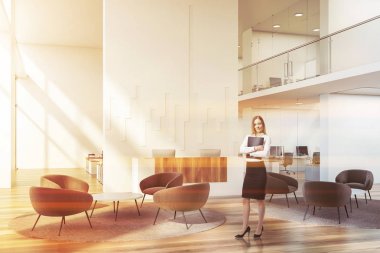 Resepsiyon ile ofis salonunda klasör ile kadın