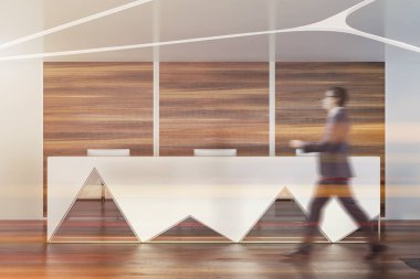 Resepsiyon masasına yakın adam yürüyüş