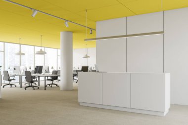 Sarı tavan ofisinde Resepsiyon yan görünümü