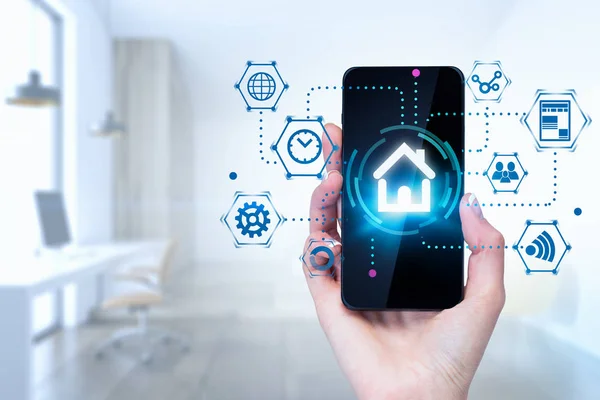 Mano donna con interfaccia smart home del telefono in camera — Foto Stock