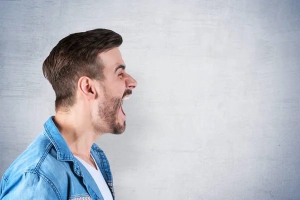 Vue latérale du jeune homme criant — Photo