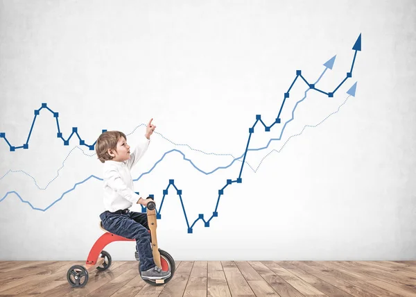 Niño en triciclo mostrando gráfico de crecimiento — Foto de Stock