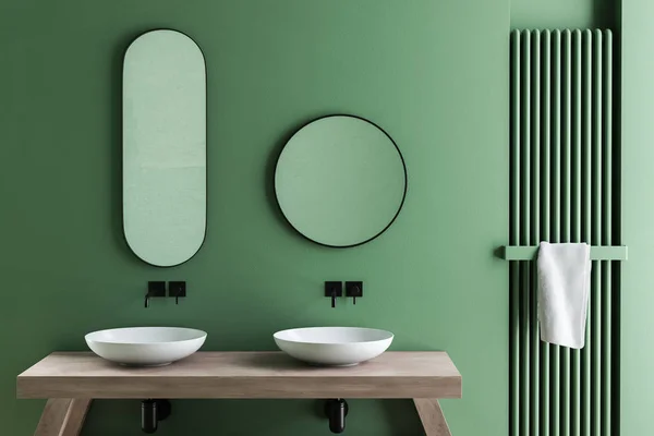 Podwójna umywalka w zielonej łazience — Zdjęcie stockowe