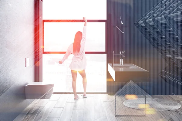 Tuvalet ile şık banyoda kadın