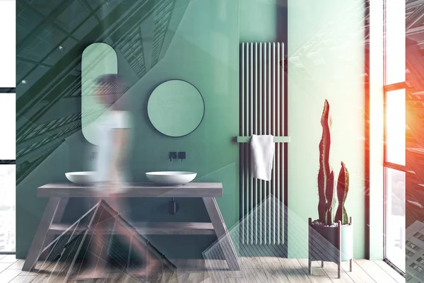 Жінка в подвійній раковині зелена ванна кімната — стокове фото