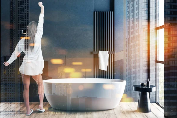 Gri banyoda gece elbisesi kadın