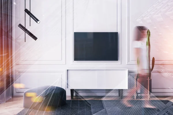 Mulher andando na sala de estar branca com TV — Fotografia de Stock