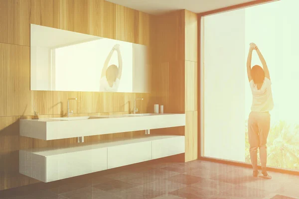 Nő a fa fürdőszobában dupla mosogató — Stock Fotó