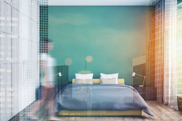 Flicka promenader i grönt sovrum interiör — Stockfoto