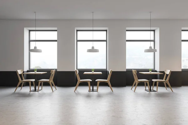 Interior de café moderno con mesas de madera — Foto de Stock