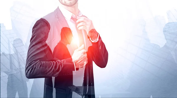 Man Fixing tie in de stad en zijn teamgenoten — Stockfoto