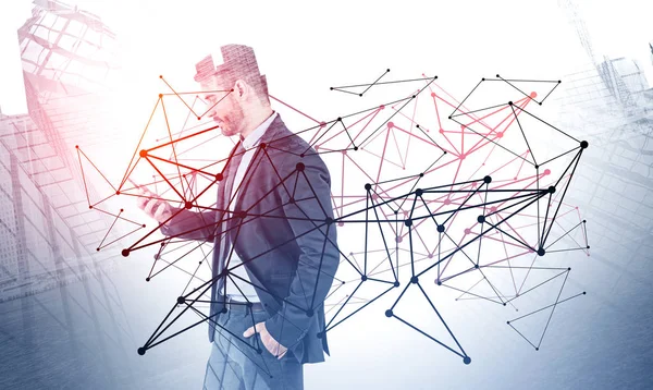 Telefon, internet arayüzü ile ciddi adam