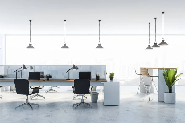 Черные кресла в интерьере офиса из белого кирпича — стоковое фото