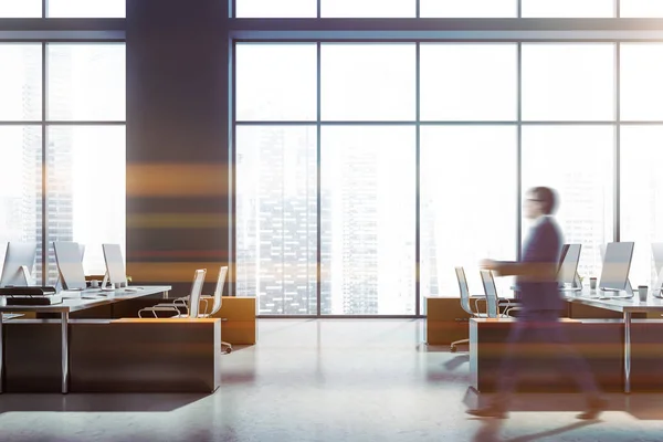 Mann läuft in grauem Büro — Stockfoto