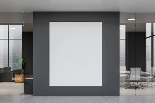 Вертикальный плакат в интерьере серого офиса — стоковое фото