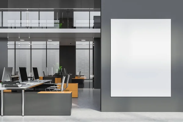Vertikales Plakat im grauen Großraumbüro — Stockfoto