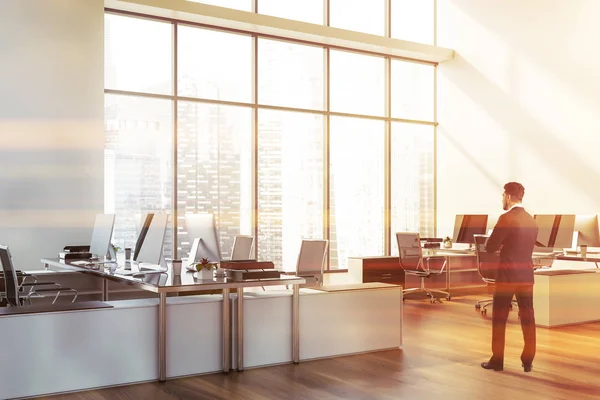 Bearded businessman in white office — Stock Photo, Image