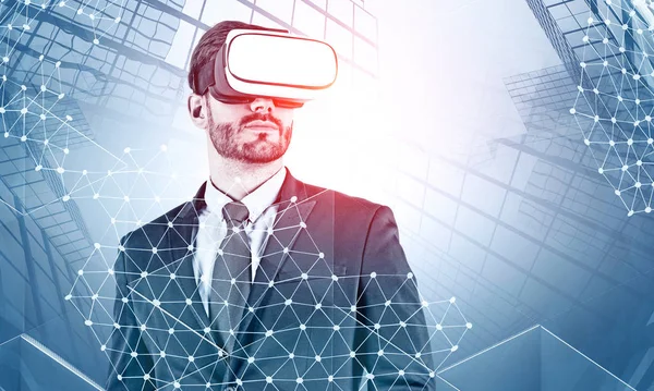 Uomo d'affari in VR auricolare, interfaccia astratta — Foto Stock
