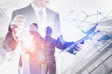 Ağ arabirimini kullanarak panosu olan adam