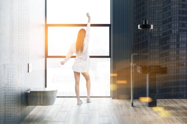 Tuvaleti olan siyah beyaz bir kadın.