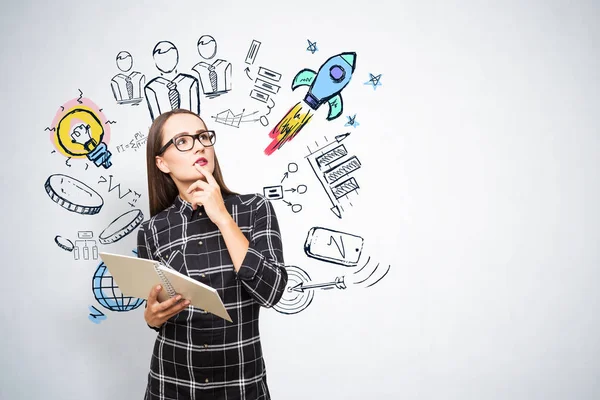 Mujer joven con copybook pensando en startup — Foto de Stock