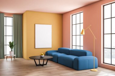 Sarı ve bej oturma odası, kanepe ve posterli.