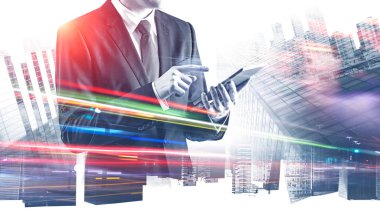 Soyut şehirde tablet ile İşadamı