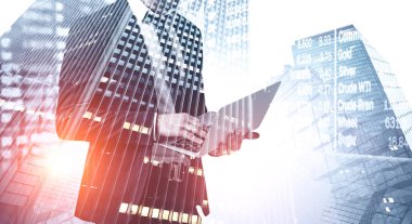 Şehirde dizüstü bilgisayar ile işadamı, borsa