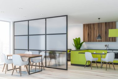 Yeşil ve ahşap mutfak köşesi, masa