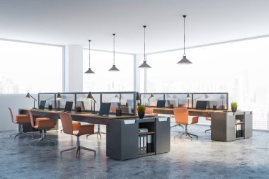 Beyaz panoramik ofis köşesi