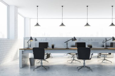 Beyaz tuğlalı panoramik ofis içi