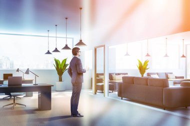 Bekleme odasıyla ofiste duran adam