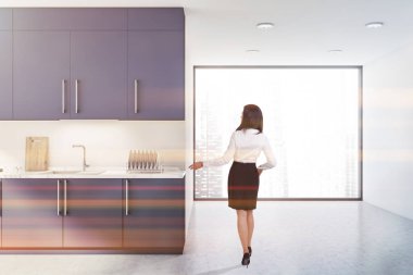 Modern mutfağı gösteren kadın