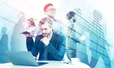 Dizüstü bilgisayarlı yönetici ekibi, gökdelenler arka plan